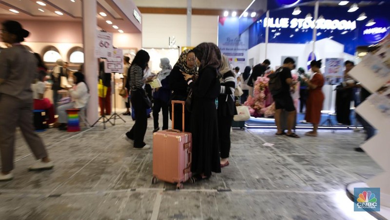 Antrean panjang koper penyedia jasa titip (jastip) terlihat di acara Jakarta X Beauty 2023 di Jakarta Convention Center (JCC), Jakarta, Kamis (14/12/2023). (CNBC Indonesia/Tri Susilo)