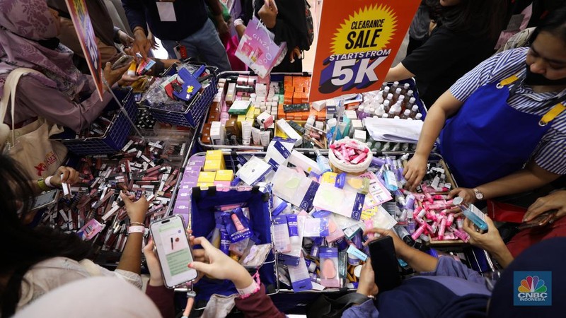 Antusias pengunjung memadati pintu masuk gelaran Jakarta X Beauty yang digelar pada 14-17 Desember 2023 di Jakarta Convention Center (JCC), Kamis (14/12/2023). (CNBC Indonesia/Tri Susilo)