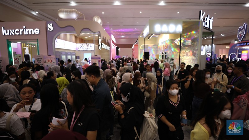 Antusias pengunjung memadati pintu masuk gelaran Jakarta X Beauty yang digelar pada 14-17 Desember 2023 di Jakarta Convention Center (JCC), Kamis (14/12/2023). (CNBC Indonesia/Tri Susilo)