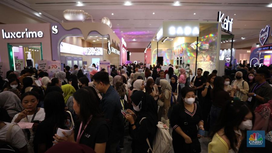 Antusias pengunjung memadati pintu masuk gelaran Jakarta X Beauty yang digelar pada 14-17 Desember 2023 di Jakarta Convention Center (JCC), Kamis (14/12/2023). (CNBC Indonesia/Tri Susilo)