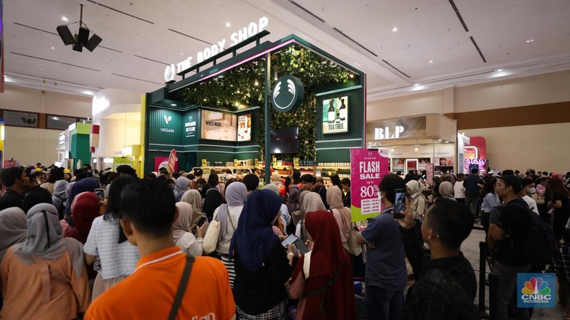 Antusias pengunjung memadati pintu masuk gelaran Jakarta X Beauty yang digelar pada 14-17 Desember 2023 di Jakarta Convention Center (JCC), Kamis (14/12/2023). (CNBC Indonesia/Tri Susilo)