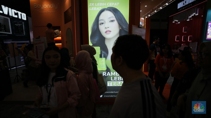 Antusias pengunjung memadati pintu masuk gelaran Jakarta X Beauty yang digelar pada 14-17 Desember 2023 di Jakarta Convention Center (JCC), Kamis (14/12/2023). (CNBC Indonesia/Tri Susilo)