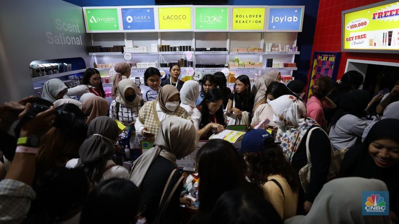 Antusias pengunjung memadati pintu masuk gelaran Jakarta X Beauty yang digelar pada 14-17 Desember 2023 di Jakarta Convention Center (JCC), Kamis (14/12/2023). (CNBC Indonesia/Tri Susilo)