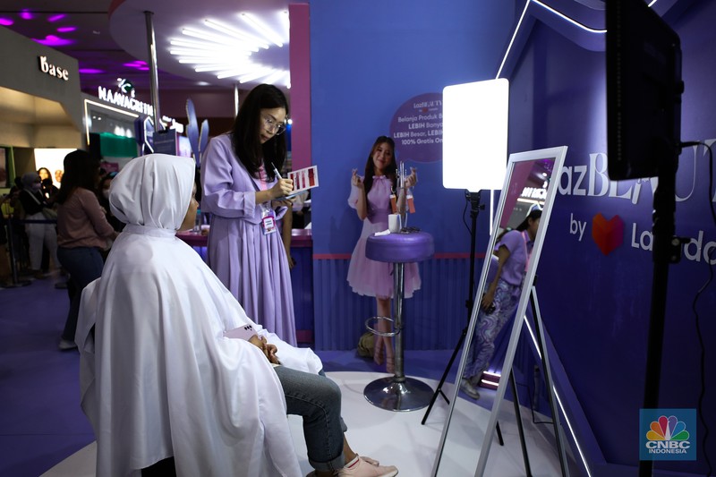 Antusias pengunjung memadati pintu masuk gelaran Jakarta X Beauty yang digelar pada 14-17 Desember 2023 di Jakarta Convention Center (JCC), Kamis (14/12/2023). (CNBC Indonesia/Tri Susilo)