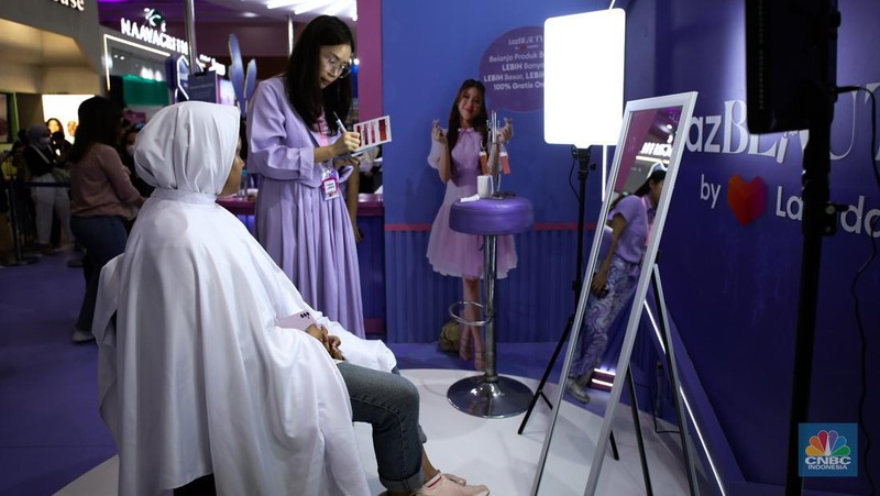 Antusias pengunjung memadati pintu masuk gelaran Jakarta X Beauty yang digelar pada 14-17 Desember 2023 di Jakarta Convention Center (JCC), Kamis (14/12/2023). (CNBC Indonesia/Tri Susilo)