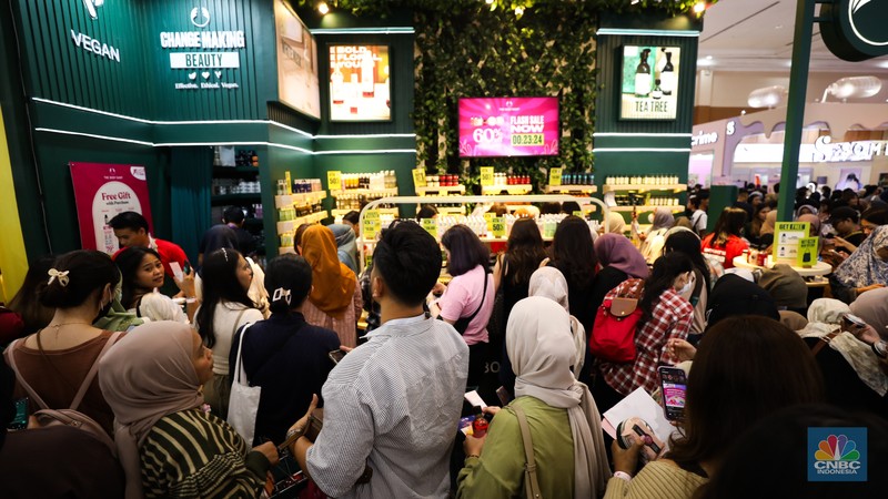 Antusias pengunjung memadati pintu masuk gelaran Jakarta X Beauty yang digelar pada 14-17 Desember 2023 di Jakarta Convention Center (JCC), Kamis (14/12/2023). (CNBC Indonesia/Tri Susilo)