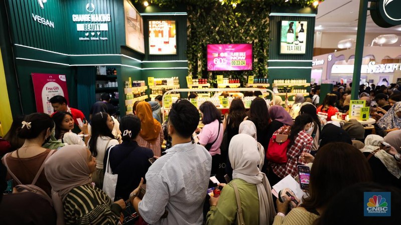 Antusias pengunjung memadati pintu masuk gelaran Jakarta X Beauty yang digelar pada 14-17 Desember 2023 di Jakarta Convention Center (JCC), Kamis (14/12/2023). (CNBC Indonesia/Tri Susilo)