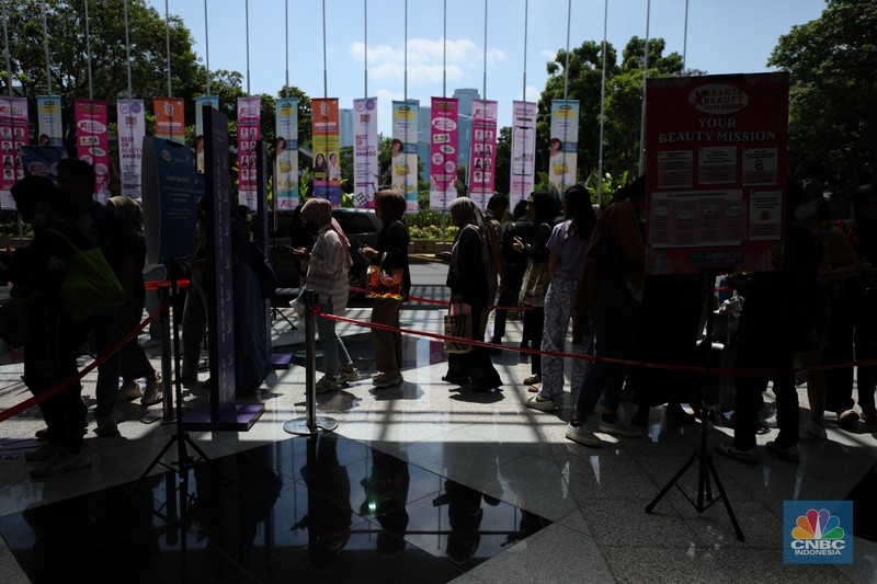 Antusias pengunjung memadati pintu masuk gelaran Jakarta X Beauty yang digelar pada 14-17 Desember 2023 di Jakarta Convention Center (JCC), Kamis (14/12/2023). (CNBC Indonesia/Tri Susilo)