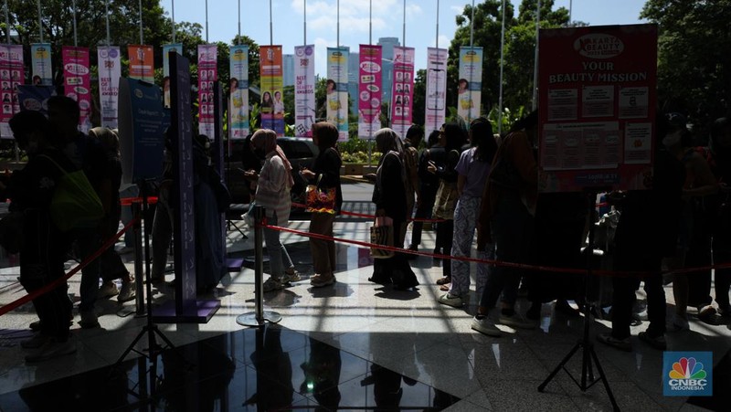 Antusias pengunjung memadati pintu masuk gelaran Jakarta X Beauty yang digelar pada 14-17 Desember 2023 di Jakarta Convention Center (JCC), Kamis (14/12/2023). (CNBC Indonesia/Tri Susilo)