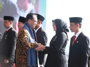 Bupati Ipuk Raih Satyalencana Wirakarya Atas Pengembangan Kelautan Banyuwangi