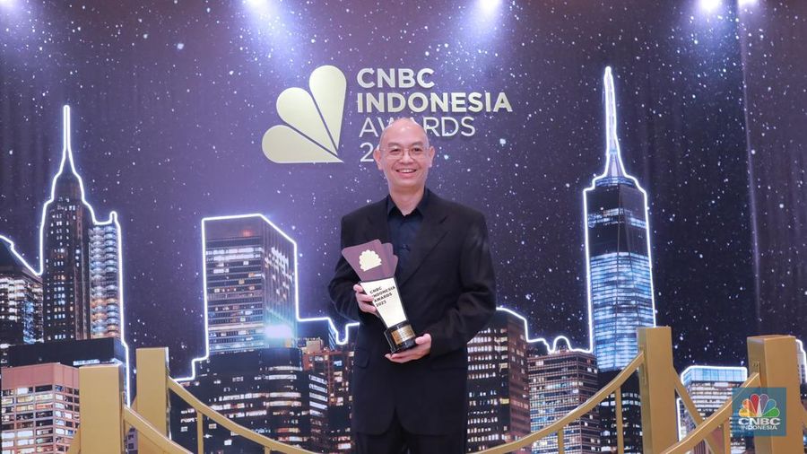 Ceo MMS Group Indonesia, Sendy Greti menerima trofi penghargaan dalam CNBC Indonesia Awards 2023, dalam kategori 