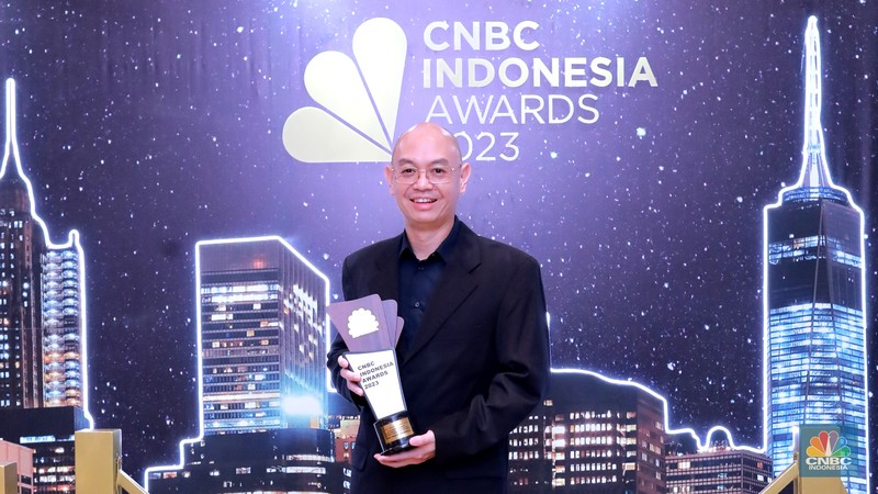 Direktur Utama Pertamina, Nicke Widyawati menerima trofi penghargaan dalam CNBC Indonesia Awards 2023, dalam kategori Direktur Utama Pertamina, Nicke Widyawati menerima trofi penghargaan dalam CNBC Indonesia Awards 2023, dalam kategori