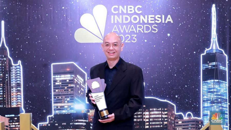 Direktur Utama Pertamina, Nicke Widyawati menerima trofi penghargaan dalam CNBC Indonesia Awards 2023, dalam kategori 