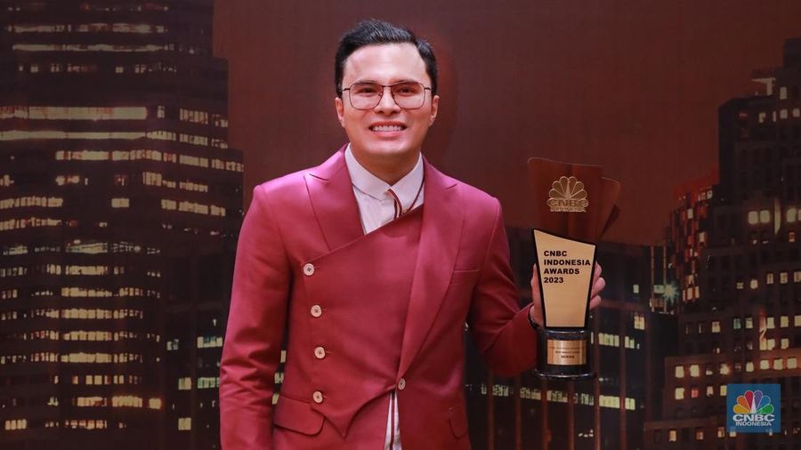 Founder & Komesaris Utama Bening's Clinic, Dr. Oky Pratama, menerima trofi penghargaan dalam CNBC Indonesia Awards 2023, dalam kategori