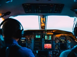 Jika Pilot Meninggal atau Sakit, Bolehkan Penumpang Menggantikannya?