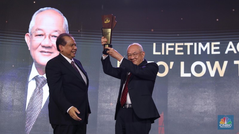 Direktur Utama Pertamina, Nicke Widyawati menerima trofi penghargaan dalam CNBC Indonesia Awards 2023, dalam kategori 
