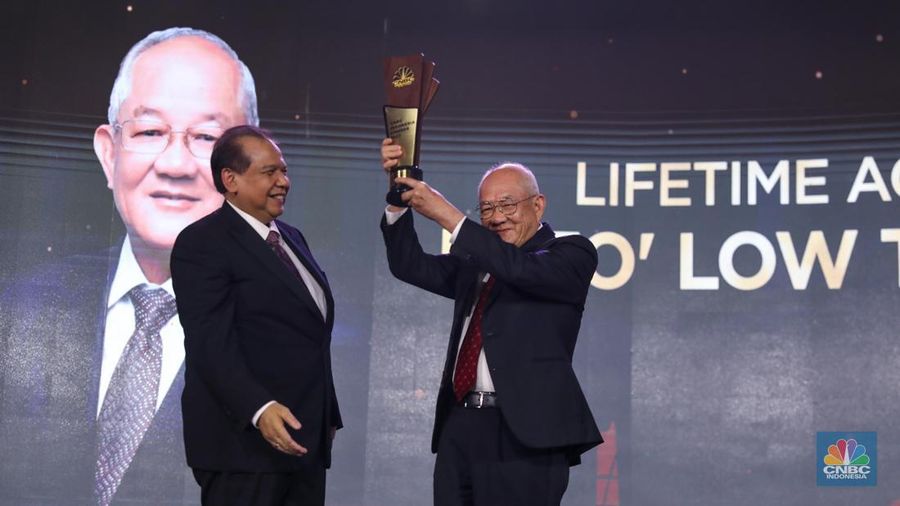 Direktur Utama Pertamina, Nicke Widyawati menerima trofi penghargaan dalam CNBC Indonesia Awards 2023, dalam kategori 