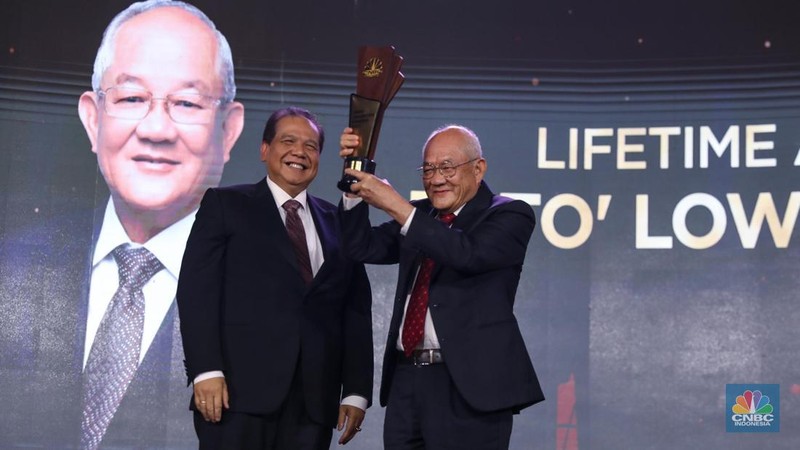 Jaksa Agung RI, ST Burhanuddin meraih penghargaan Person Of The Year In Good Governance dalam acara penghargaan bergengsi CNBC Indonesia Awards 2023 bertajuk 'Maintaining Optimism Amid Uncertainty', di Westin Jakarta pada Rabu, (13/12/2023). (CNBC Indonesia/Tri Susilo)