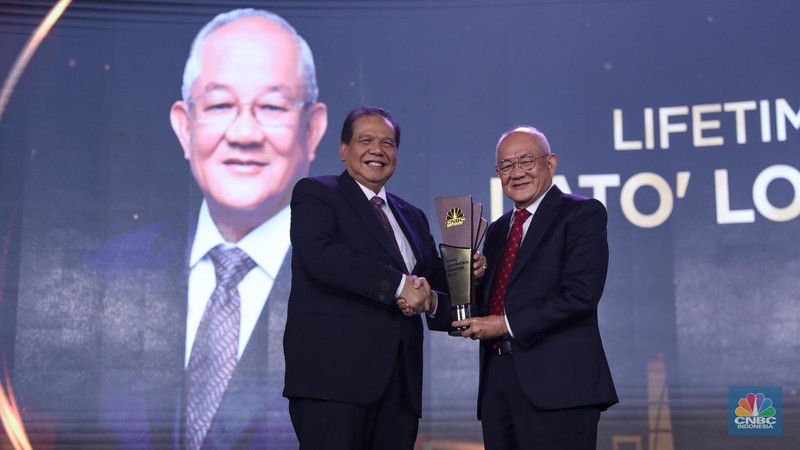 Jaksa Agung RI, ST Burhanuddin meraih penghargaan Person Of The Year In Good Governance dalam acara penghargaan bergengsi CNBC Indonesia Awards 2023 bertajuk 'Maintaining Optimism Amid Uncertainty', di Westin Jakarta pada Rabu, (13/12/2023). (CNBC Indonesia/Tri Susilo)