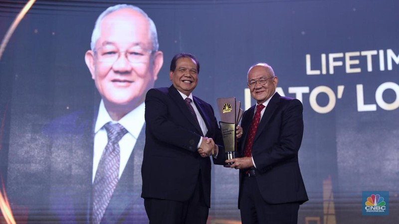 Jaksa Agung RI, ST Burhanuddin meraih penghargaan Person Of The Year In Good Governance dalam acara penghargaan bergengsi CNBC Indonesia Awards 2023 bertajuk 'Maintaining Optimism Amid Uncertainty', di Westin Jakarta pada Rabu, (13/12/2023). (CNBC Indonesia/Tri Susilo)