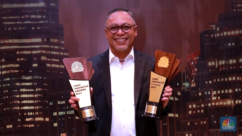 Direktur Utama Pertamina, Nicke Widyawati menerima trofi penghargaan dalam CNBC Indonesia Awards 2023, dalam kategori 