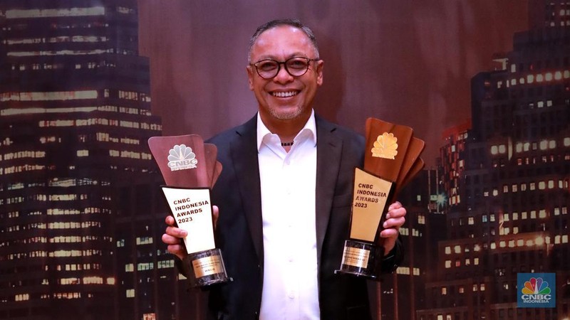 Direktur Utama Pertamina, Nicke Widyawati menerima trofi penghargaan dalam CNBC Indonesia Awards 2023, dalam kategori 