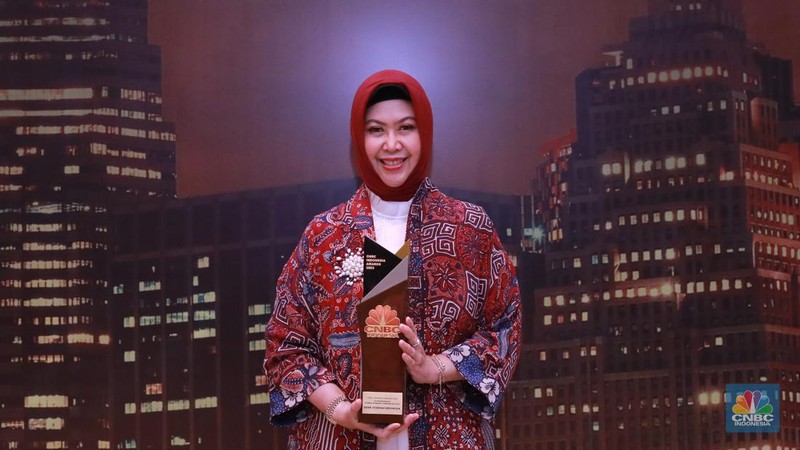 Direktur Utama Pertamina, Nicke Widyawati menerima trofi penghargaan dalam CNBC Indonesia Awards 2023, dalam kategori 