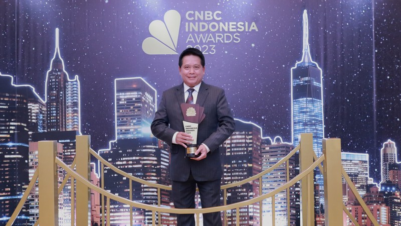 Direktur Utama Pertamina, Nicke Widyawati menerima trofi penghargaan dalam CNBC Indonesia Awards 2023, dalam kategori Direktur Utama Pertamina, Nicke Widyawati menerima trofi penghargaan dalam CNBC Indonesia Awards 2023, dalam kategori