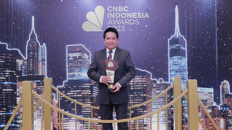 Direktur Utama Pertamina, Nicke Widyawati menerima trofi penghargaan dalam CNBC Indonesia Awards 2023, dalam kategori 