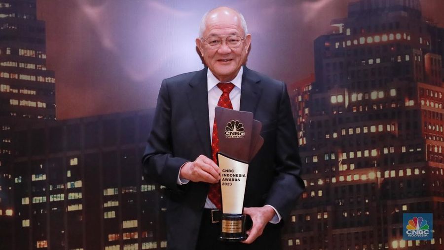 Direktur Utama Dato’ Low Tuck Kwong berfoto usai mendapat penghargaan CNBC Indonesia Awards 2023, dalam kategori 