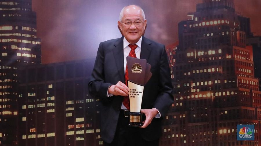 Direktur Utama Dato’ Low Tuck Kwong berfoto usai mendapat penghargaan CNBC Indonesia Awards 2023, dalam kategori 