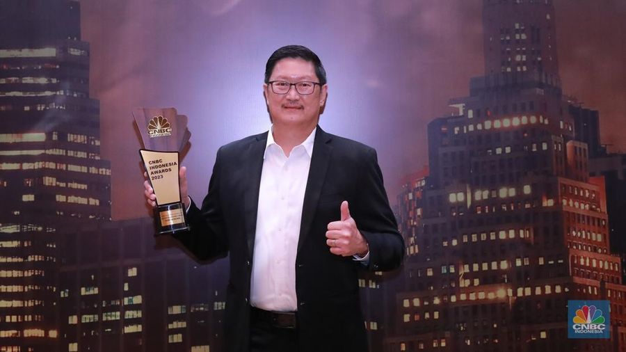 Direktur Utama Harita Nickel, Roy Arman Arfandy menerima trofi penghargaan dalam CNBC Indonesia Awards 2023, dalam kategori 