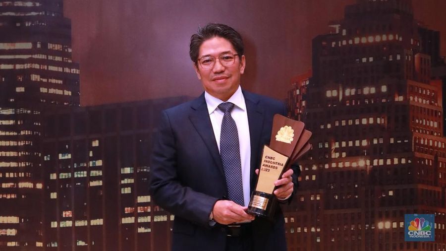 Direktur Utama Pertamina Geothermal Energy, Julfi Hadi, menerima trofi penghargaan dalam ²©²ÊÍøÕ¾ Awards 2023, dalam kategori