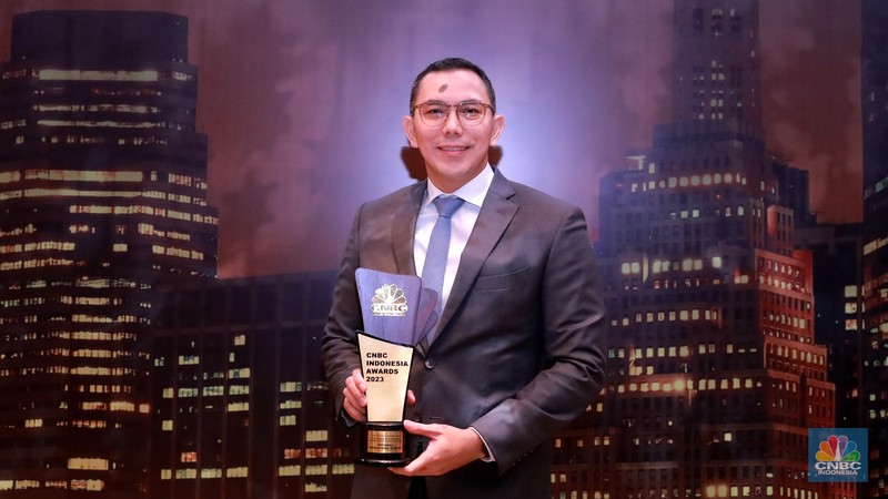 Direktur Utama Pertamina Geothermal Energy, Julfi Hadi, menerima trofi penghargaan dalam CNBC Indonesia Awards 2023, dalam kategori Direktur Utama Pertamina Geothermal Energy, Julfi Hadi, menerima trofi penghargaan dalam CNBC Indonesia Awards 2023, dalam kategori
