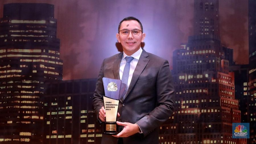 Direktur Utama Pertamina International Shipping, Yoki Firnandi, menerima trofi penghargaan dalam ²©²ÊÍøÕ¾ Awards 2023, dalam kategori