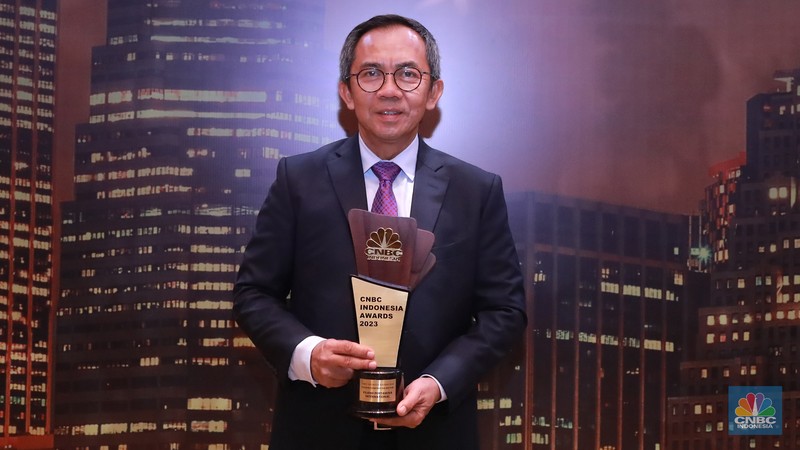 Direktur Utama Pertamina Geothermal Energy, Julfi Hadi, menerima trofi penghargaan dalam CNBC Indonesia Awards 2023, dalam kategori Direktur Utama Pertamina Geothermal Energy, Julfi Hadi, menerima trofi penghargaan dalam CNBC Indonesia Awards 2023, dalam kategori