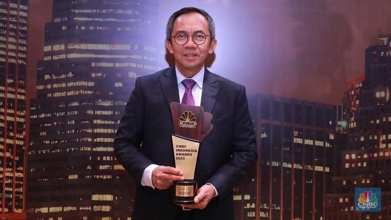 Direktur Utama Pertamina Geothermal Energy, Julfi Hadi, menerima trofi penghargaan dalam CNBC Indonesia Awards 2023, dalam kategori 