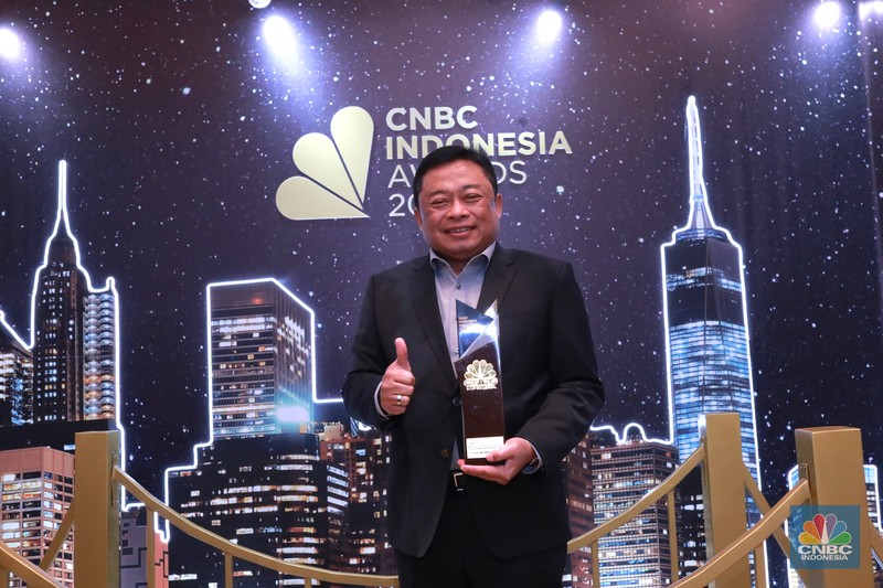 Direktur Utama Pertamina, Nicke Widyawati menerima trofi penghargaan dalam CNBC Indonesia Awards 2023, dalam kategori 