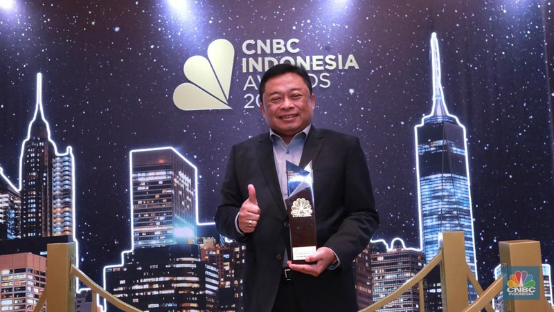 Direktur Utama Pertamina, Nicke Widyawati menerima trofi penghargaan dalam CNBC Indonesia Awards 2023, dalam kategori 