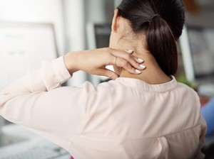 Leher Belakang Sakit Apakah Gejala Kolesterol Tinggi? Ini Kata Dokter