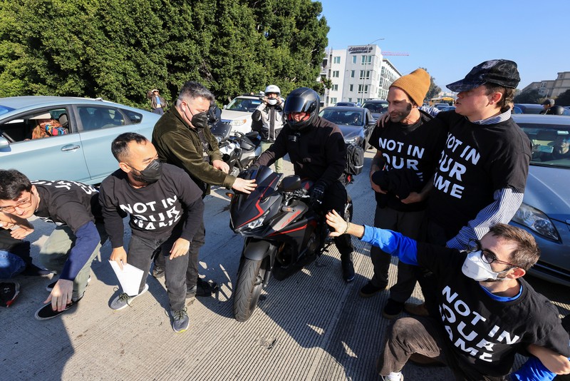 ISRAEL-PALESTINIANS/USA-PROTESTS Protesters demanding a ceasefire and an end to U.S. support for Israel's attack on Gaza block morning traffic on the 110 Freeway, in Los Angeles, California, U.S., December 13, 2023. REUTERS/David Swanson