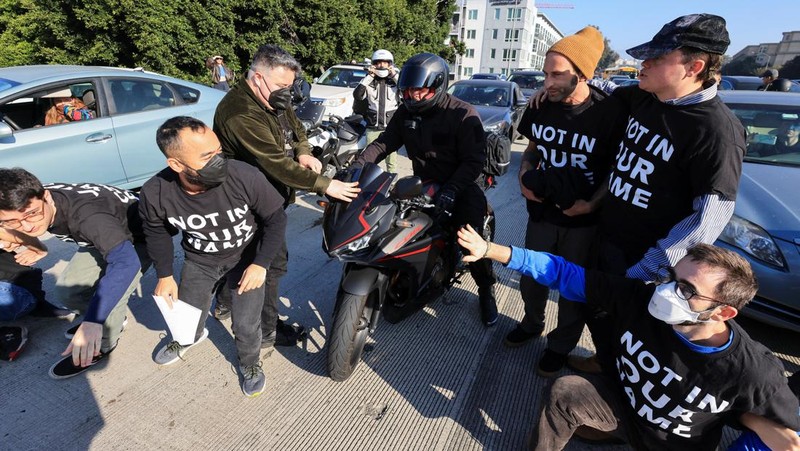 Protesters demanding a ceasefire and an end to U.S. support for Israel's attack on Gaza block morning traffic on the 110 Freeway, in Los Angeles, California, U.S., December 13, 2023. REUTERS/David Swanson