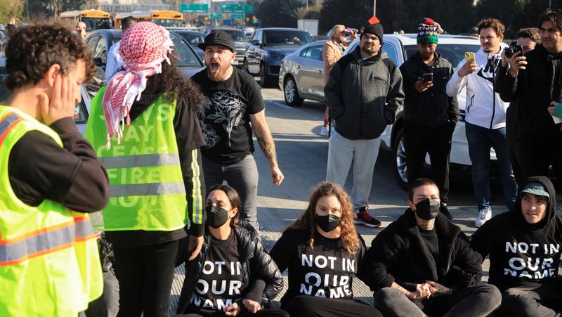 Protesters demanding a ceasefire and an end to U.S. support for Israel's attack on Gaza block morning traffic on the 110 Freeway, in Los Angeles, California, U.S., December 13, 2023. REUTERS/David Swanson