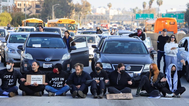 Protesters demanding a ceasefire and an end to U.S. support for Israel's attack on Gaza block morning traffic on the 110 Freeway, in Los Angeles, California, U.S., December 13, 2023. REUTERS/David Swanson