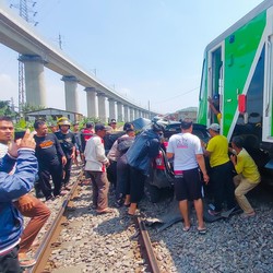 KA Feeder Whoosh Tabrakan dengan Mobil, 2 Tewas dan 4 Luka