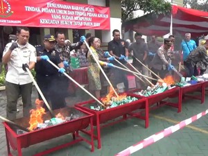 Kejari Tulungagung Bakar Rokok Ilegal dan Blender Sabu-Pil Dobel L