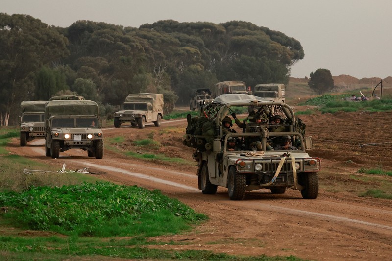 Tentara Israel berkumpul di sisi Israel dekat perbatasan dengan Gaza, di tengah konflik yang sedang berlangsung antara Israel dan kelompok Islam Palestina Hamas, terlihat dari Israel selatan, 12 Desember 2023. Tentara Israel berkumpul di sisi Israel dekat perbatasan dengan Gaza, di tengah konflik yang sedang berlangsung antara Israel dan kelompok Islam Palestina Hamas, terlihat dari Israel selatan, 12 Desember 2023. (REUTERS/Ammar Awad)