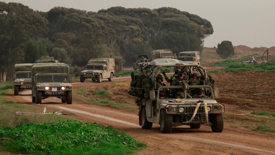 Kendaraan militer Israel beroperasi di dekat perbatasan dengan Gaza, di tengah konflik yang sedang berlangsung antara Israel dan kelompok Islam Palestina Hamas, terlihat dari Israel selatan, 12 Desember 2023. (REUTERS/Ammar Awad)