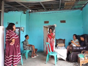 Junita Belum Juga Pulang Buat Sang Ibu Sering Melamun