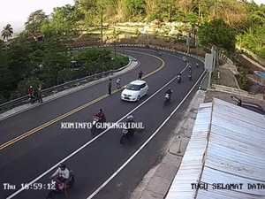Jalan Wonosari Patuk Sore Ini: Lancar, Jangan Menyalip di Tikungan!